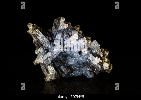 Aquamarin Kristall mit schwarzen Turmalin vor schwarz Stockfoto