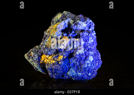 Azurit Mineral Stein, schwarzer Hintergrund Stockfoto