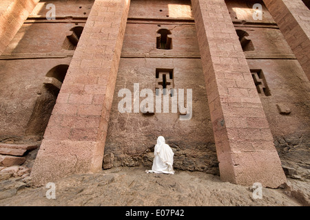 Pilger beten an Bet Medhane Alem gehauen Felsenkirche in Lalibela, Äthiopien Stockfoto