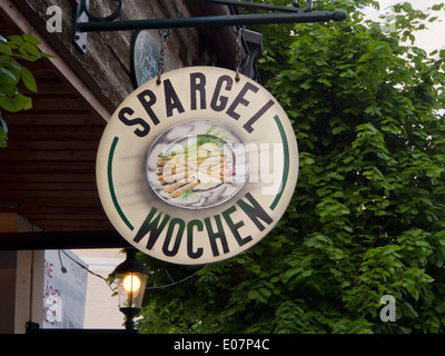 Spargelsaison bringt köstliche Triebe und spezielle Menüs zu den Restaurants in Wien, Spargel-Wochen zu unterzeichnen Stockfoto