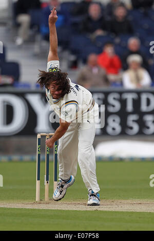 Chester-Le-Street, UK. 5. Mai 2014. Yorkshires Ryan Sidebottom in Aktion am zweiten Tag des LV County Championship Division One Spiels zwischen Durham & Yorkshire CCC CCC bei Emirates Durham ICG in Chester-Le-Street am Montag kann 5. 2014 Credit: Mark Fletcher/Alamy Live News Stockfoto