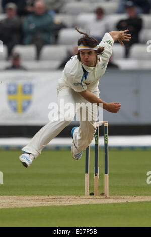 Chester-Le-Street, UK. 5. Mai 2014. Yorkshire Jack Brooks in Aktion am zweiten Tag des LV County Championship Division One Spiels zwischen Durham & Yorkshire CCC CCC bei Emirates Durham ICG in Chester-Le-Street auf Montag, 5. Mai 2014. Bildnachweis: Mark Fletcher/Alamy Live-Nachrichten Stockfoto