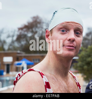 Schwimmer bereit für den Outdoor Swimming Society Dezember Dip, 7. Dezember 2013 Parlament Hill Lido, NW5 1LP London, UK Stockfoto