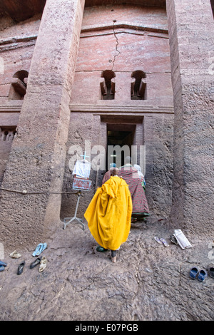 Pilger in Bet Medhane Alem Felsen gehauenen Kirche in Lalibela, Äthiopien Stockfoto