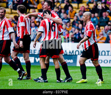 Wolverhampton, UK. 5. Mai 2014. Niall Quinn feiert Torreigen für Sunderland in Jody Craddocks Zeugnis bei den Wolverhampton Wanderers. Das Spiel hat das Geld für die Birmingham Children Hospital. .  Bildnachweis: Paul Swinney/Alamy Live-Nachrichten Stockfoto