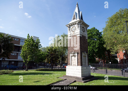 Stanley Atkinson Memorial Clock Tower in der Nähe von Stepney Green Park, London, England, UK. Stockfoto