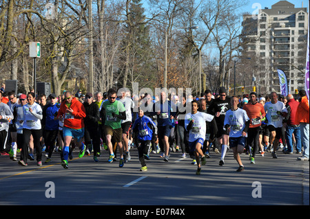 Läufer nehmen an einem Charity-Straßenrennen in London, Ontario. Stockfoto