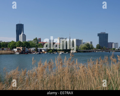 Alte Donau oder alten Donau in Wien einen See zum Schwimmen, Boot fahren, spazieren, Erholung, Blick auf neue Wolkenkratzer Stockfoto
