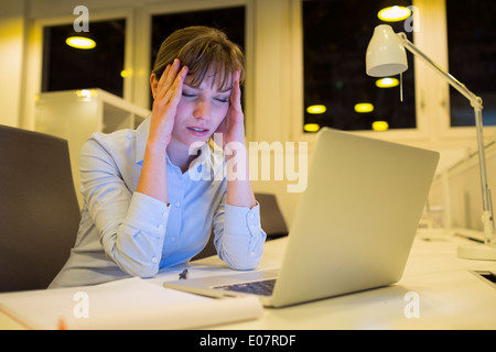 Weibliche Geschäft müde späten Start Schüler Schreibtisch Stockfoto