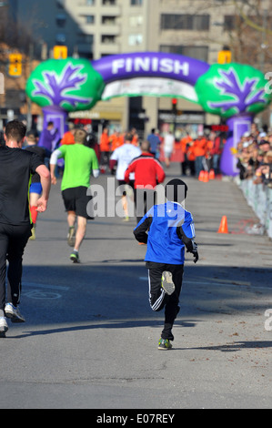 Läufer nehmen an einem Charity-Straßenrennen in London, Ontario. Stockfoto