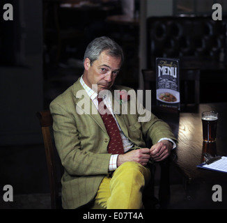 Führer der UKIP Party Nigel Farage MEP in Black Bull Pub, yarn, Cleveland, Großbritannien. Stockfoto