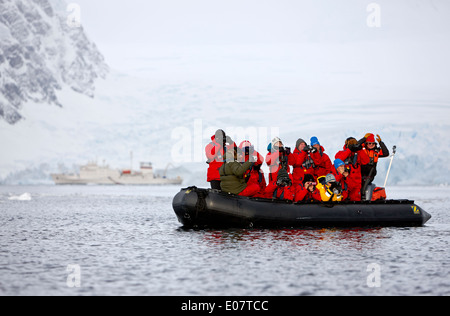 Passagiere auf Whale watching vom Schiff in der Wilhelmina Bay Antarktis expedition Stockfoto