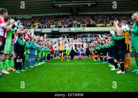 Wolverhampton, UK. 5. Mai 2014.  Jody Craddock geht mit seiner Familie nach seinem Zeugnis zu feiern 10 Jahre bei Wolverhampton Wanderers Wolverhampton wandert spielte gegen ehemalige Spieler von seinem Ex-Klub Sunderland, Geldbeschaffung für die Birmingham Children Hospital, eine Ehrenwache. Sunderland-Seite enthalten Niall Quinn und Kevin Phillips.  Bildnachweis: Paul Swinney/Alamy Live-Nachrichten Stockfoto