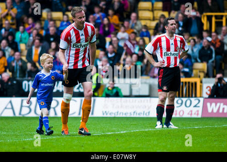 Wolverhampton, UK. 5. Mai 2014.  Jody Craddock bringt seinen Sohn auf das Spielfeld zu einer Strafe in seinem Zeugnis gegen die Ex Spieler von seinem früheren Verein Sunderland, Geldbeschaffung für die Birmingham Children Hospital. Bildnachweis: Paul Swinney/Alamy Live-Nachrichten Stockfoto