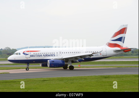 Eine British Airways Airbus A319 (G-Energiebetriebener) Rollen auf der Start-und Landebahn am Flughafen Manchester Stockfoto