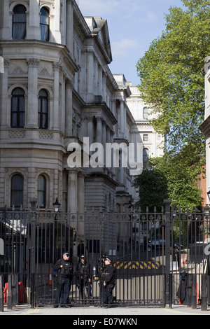 Ein Metropolitan Polizisten befestigt die DPG bewacht einen Eingang zur Downing Street, London, Haus des Premierministers Stockfoto