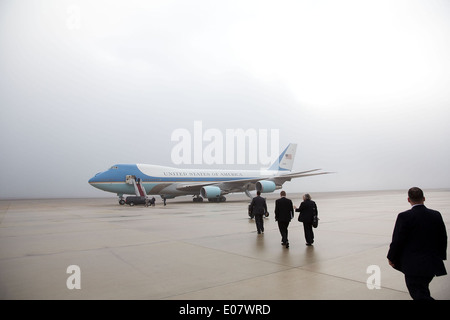 US-Energieminister Ernest Moniz und andere vor der Abreise mit Präsident Barack Obama auf dem Weg nach North Carolina 15. Januar 2014 in gemeinsame Basis Andrews, Maryland, Air Force One zu Fuß. Stockfoto