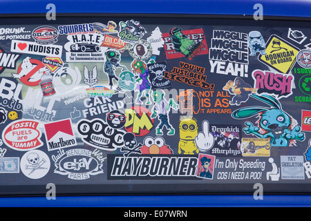 Aufkleber auf Windows von VW Camper Vans an den Urknall Show Santa Pod England Stockfoto