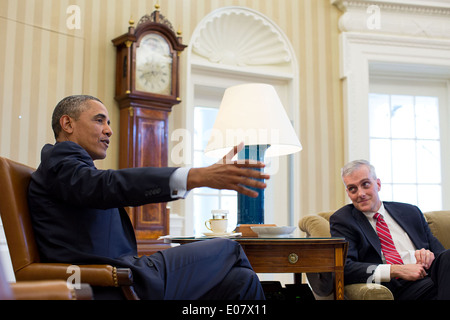 US-Präsident Barack Obama Gesten während eines Treffens mit Stabschef Denis McDonough im Oval Office des weißen Hauses 6. Januar 2014 in Washington, DC. Stockfoto