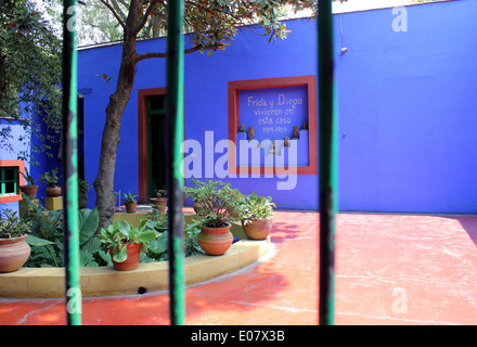 Der Innenhof des blauen Hauses (Casa Azul) lebte von Frida Kahlo Coyoacán, Mexiko-Stadt Stockfoto