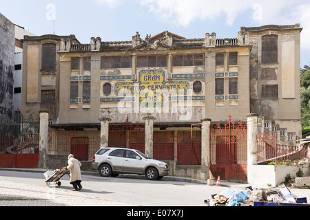 Mann schob einen Wagen vor Teatro Cervantes, Tanger, Marokko Stockfoto