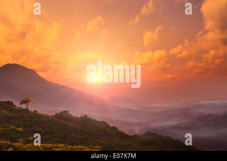 Nebligen Morgen in kleinen europäischen Stadt Stockfoto