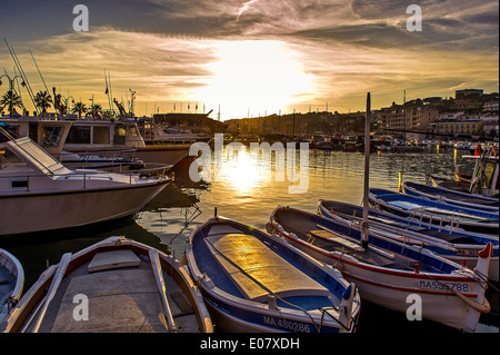 Europa, Frankreich, Bouche-du-Rhône, Cassis. Marina bei Sonnenuntergang. Stockfoto