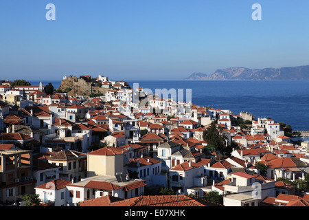 Blick von der Spitze des Hügels in Skopelos Stadt in Skopelos, in den nördlichen Sporaden in Griechenland, Europa Stockfoto