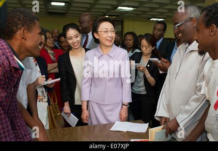 Addis Abeba, Äthiopien. 5. Mai 2014. Cheng Hong (C), Frau der chinesische Ministerpräsident Li Keqiang besucht Addis Ababa University in Addis Abeba, Äthiopien, 5. Mai 2014. © Xie Huanchi/Xinhua/Alamy Live-Nachrichten Stockfoto