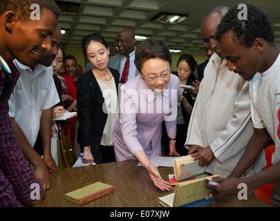 Addis Abeba, Äthiopien. 5. Mai 2014. Cheng Hong (C), Frau der chinesische Ministerpräsident Li Keqiang besucht Addis Ababa University in Addis Abeba, Äthiopien, 5. Mai 2014. © Xie Huanchi/Xinhua/Alamy Live-Nachrichten Stockfoto