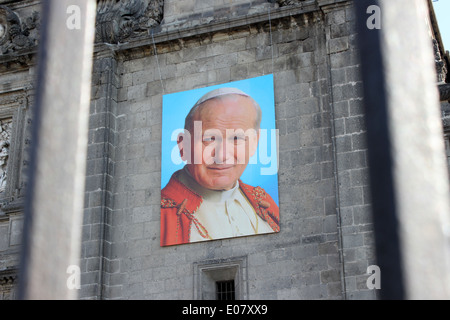 Riesigen Foto von Papst Johannes Paul II. anlässlich der ihm unternommen, ein Heiliger im Mai 2014, vor der Kathedrale in Mexiko-Stadt Stockfoto