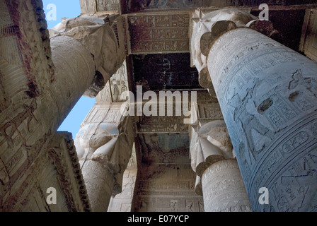 Ägypten, Dendera, ptolemäischen Tempel der Göttin Hathor.View der Decke und Spalten. Stockfoto