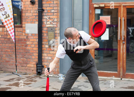 Belfast, Nordirland, Vereinigtes Königreich. 5. Mai 2014. Festival der Narren. Dieser Mann unterhält in Baumwolle Quadrat. Bildnachweis: J Orr/Alamy Live-Nachrichten. Stockfoto