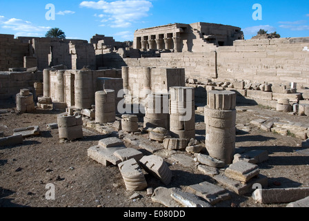 Ägypten, Dendera, ptolemäischen Tempel der Göttin Hathor.View der Ruinen in den Innenhof. Stockfoto