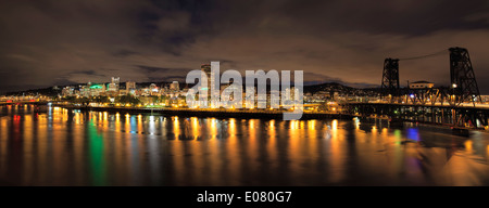 Portland Oregon Downtown Skyline und Brücken entlang Willamette River Waterfront in der Nacht mit Sturm Wolken Panorama Stockfoto