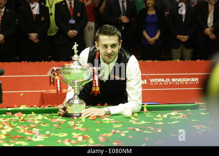 Sheffield, UK. 5. Mai 2014. Mark Selby behauptet seine Jungfernfahrt World Snooker Titel mit einem dramatischen 18-14 Sieg über Ronnie O'Sullivan im Crucible Theatre, Sheffield, Yorkshire, England. Bildnachweis: Aktion Plus Sport/Alamy Live-Nachrichten Stockfoto