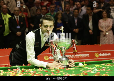 Mark Selby schlägt Ronnie O'Sullivan 18-14 gewinnen World Snooker Finale 2014 Stockfoto