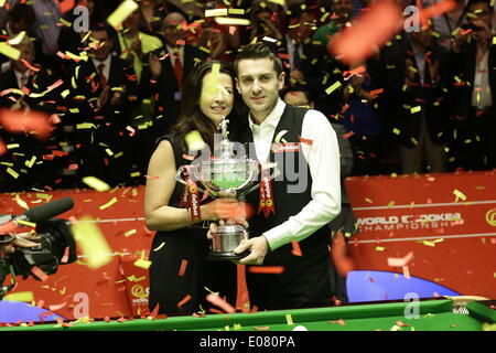 Mark Selby schlägt Ronnie O'Sullivan 18-14 gewinnen World Snooker Finale 2014 Stockfoto