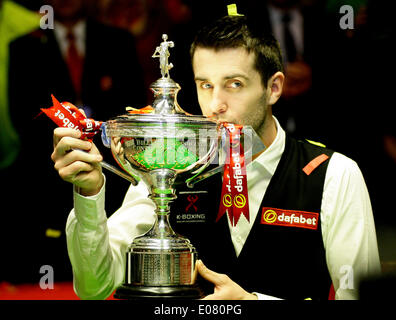 Mark Selby schlägt Ronnie O'Sullivan 18-14 gewinnen World Snooker Finale 2014 Stockfoto