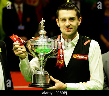 Mark Selby schlägt Ronnie O'Sullivan 18-14 gewinnen World Snooker Finale 2014 Stockfoto