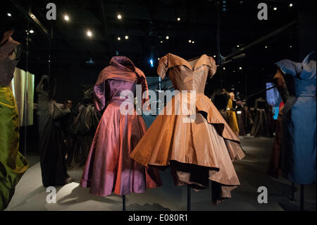 New York, USA. 5. Mai 2014. Eine Show der Arbeit von Charles James (1906-1978) eröffnete das neue Anna Wintour Kostüm im Metropolitan Museum of Art in New York City. James wurde in London geboren, wo er seine als Designer Laufbahn. Dann zog er nach Paris, vor dem Umzug nach New York City. Das Metropolitan Museum of Art hat den meisten definitiven Körper James' in der Welt arbeiten. James gilt als einer der größten Designer in der Tradition der Haute Couture in Amerika gearbeitet haben. Bildnachweis: Terese Loeb Kreuzer/Alamy Live-Nachrichten Stockfoto