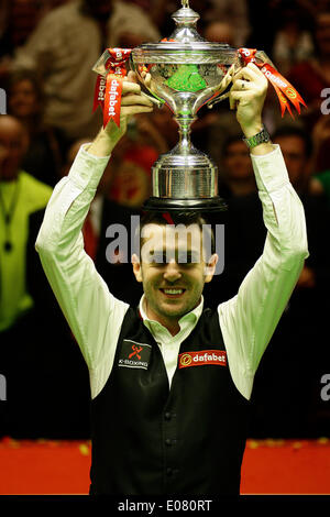 Sheffield, UK. 5. Mai 2014. Mark Selby behauptet seine Jungfernfahrt World Snooker Titel mit einem dramatischen 18-14 Sieg über Ronnie O'Sullivan im Crucible Theatre, Sheffield, Yorkshire, England. Bildnachweis: Aktion Plus Sport/Alamy Live-Nachrichten Stockfoto