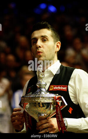 Sheffield, UK. 5. Mai 2014. Mark Selby behauptet seine Jungfernfahrt World Snooker Titel mit einem dramatischen 18-14 Sieg über Ronnie O'Sullivan im Crucible Theatre, Sheffield, Yorkshire, England. Bildnachweis: Aktion Plus Sport/Alamy Live-Nachrichten Stockfoto