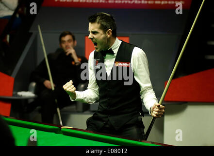 Sheffield, UK. 5. Mai 2014. Mark Selby behauptet seine Jungfernfahrt World Snooker Titel mit einem dramatischen 18-14 Sieg über Ronnie O'Sullivan im Crucible Theatre, Sheffield, Yorkshire, England. Bildnachweis: Aktion Plus Sport/Alamy Live-Nachrichten Stockfoto