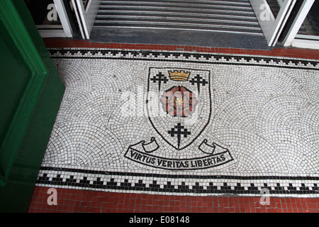 Wappen am Eingang zum Glossop Municipal Building Stockfoto