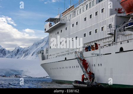 Die Passagiere an Bord eines zodiac Ausflug zurück in Forschung Schiff in Port Lockroy Antarktis ein Ozean expedition Stockfoto