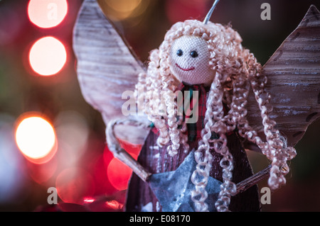 Handgefertigte Weihnachtsdekoration Engel an einen Baum hängen Stockfoto