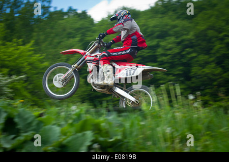 Amateur Motocross-Fahrer in Cieszyn Motorcross verfolgen, Polen. Stockfoto