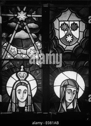 Die Igreja de Nossa Senhora de Fátima in Lissabon ist eine bedeutende religiöse Stätte, die unserer Lieben Frau von Fátima gewidmet ist. Bekannt für seine wunderschönen Buntglasfenster, ist es ein wichtiges kulturelles und spirituelles Wahrzeichen der Stadt. Stockfoto