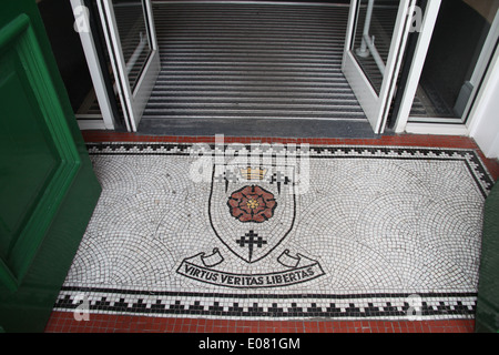 Wappen am Eingang zum Glossop Municipal Building Stockfoto